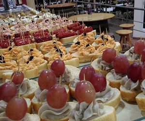 Mini montadito de mousse y uva