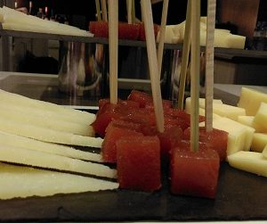 Brochetas de queso y fruta