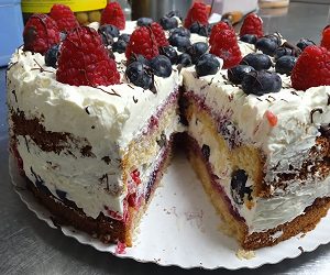 Tarta de frutos rojos y nata